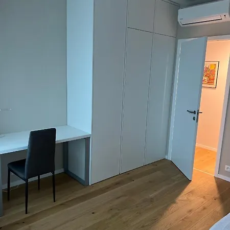 Apartment Stylish With Stunning View Possibility Of Parking *